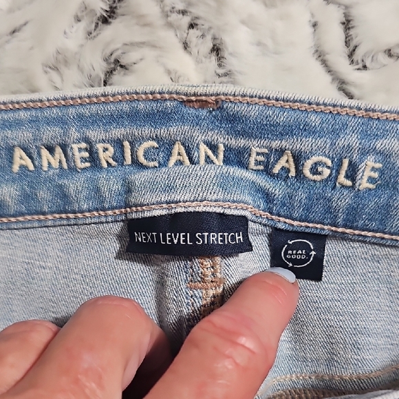 American Eagle Outfitters Light Wash Ripped Jean Shorts - Picture 4 of 10